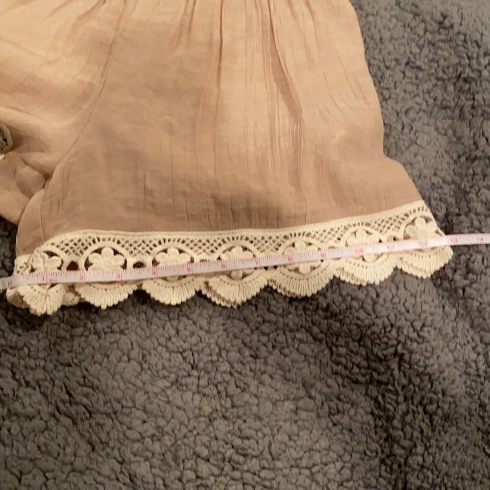 2Tee Couture Tan Lace Shorts Size Small - Picture 4 of 9